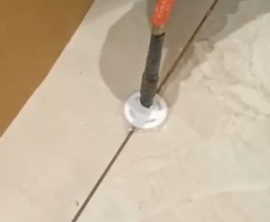 分宜瓷砖空鼓维修公司专业解答瓷砖在铺贴过程中，如果没有涂抹均匀到位的粘结材料（如水泥砂浆或瓷砖胶），可能会导致以下问题
