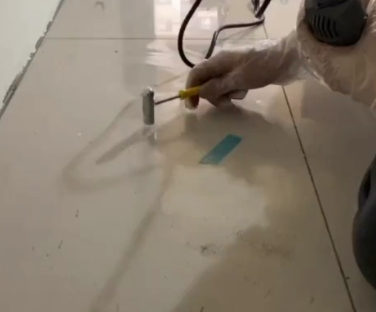 分宜瓷砖开裂维修公司专业分享瓷砖在铺贴前如果没有沥干水分，将会导致以下问题